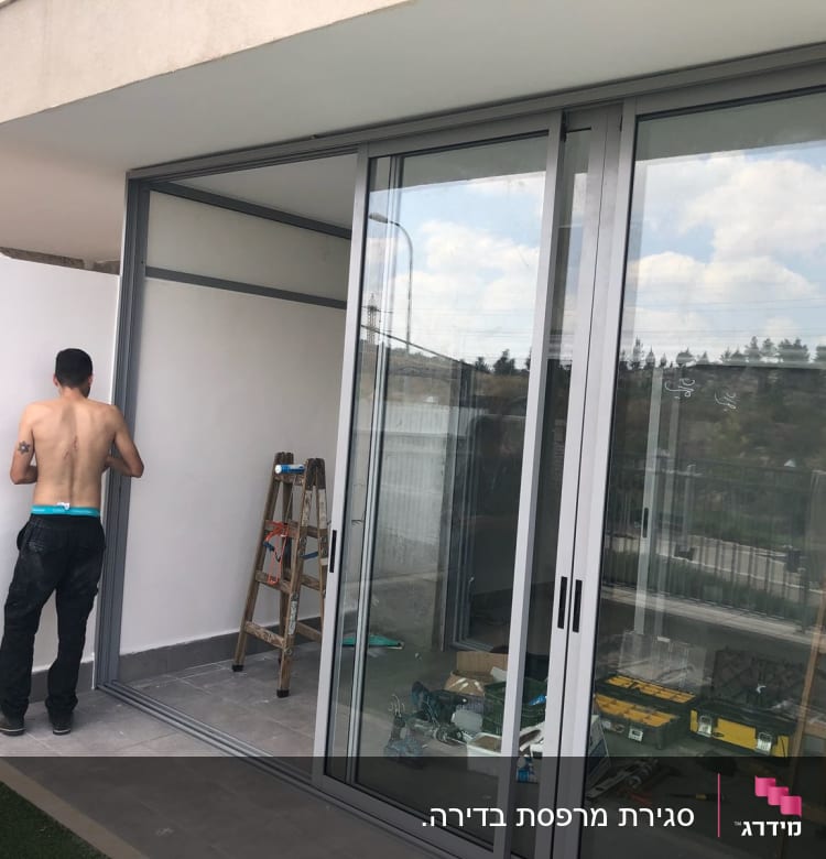 דלתות הזזה מאלומיניום עם מסגרת אפורה